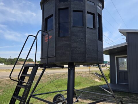 7x7 XL 360 Mobile Hunting Blind Deer Stand for sale in Rocksprings for game ranch 7x7 360 XL Hunting Blind on Trailer